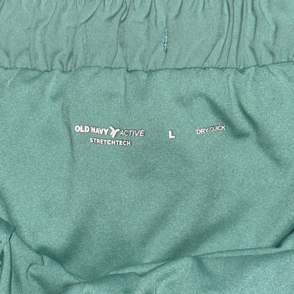 OLD NAVY MID RISE STRETCH TECH DOLPHIN HEM SHORTS - SIZE LARGE - Picture 3 of 3